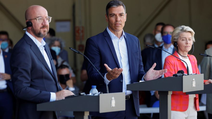 El presidente del Gobierno, Pedro Sánchez (c); la presidenta de la Comisión Europea (CE), Ursula von der Leyen (d), y el presidente del Consejo Europeo, Charles Michel (i), intervienen en su visita al centro de acogida de ciudadanos europeos y colaboradores afganos evacuados desde Kabul, este sábado en Torrejón de Ardoz. EFE/Juan Carlos Hidalgo