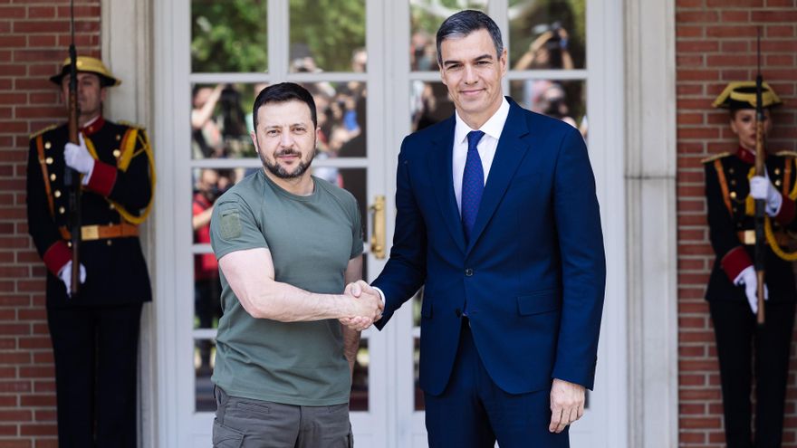 El presidente de Ucrania, Volodimir Zelenski (i) y el presidente del Gobierno, Pedro Sánchez (d), se saludan a su llegada a un encuentro en el Palacio de La Moncloa, a 27 de mayo de 2024, en Madrid (España). Durante su reunión, Sánchez y Zelenski firman u