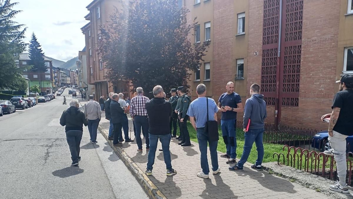 Reunión y protesta de los ganaderos de Mieres en Villablino ante la negativa de la Junta por autorizar usar el puerto leonés de Pinos.