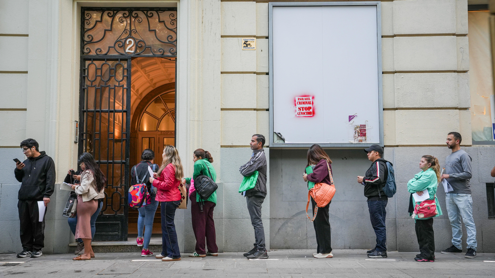 Largas colas de personas migrantes durante la atención presencial para su regularización