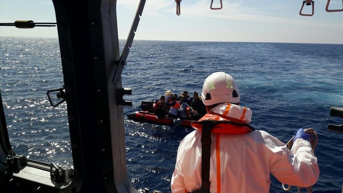 Llegan a Motril los 121 inmigrantes rescatados de varias pateras