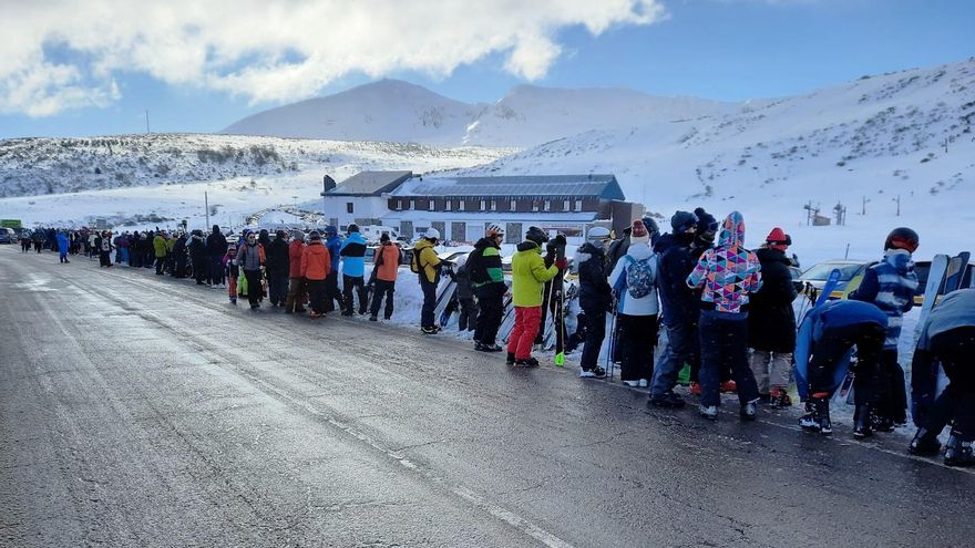 La indignación cunde en la estación de esquí de San Isidro por colas de más de dos horas o fallos de venta de fortaits