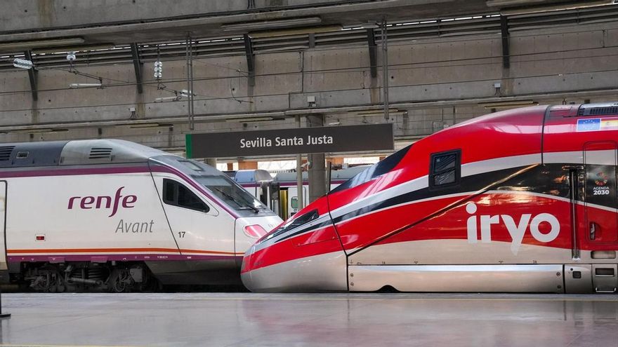 Un tren Irlo y un Avant parados en la estación de Santa Justa de Sevilla