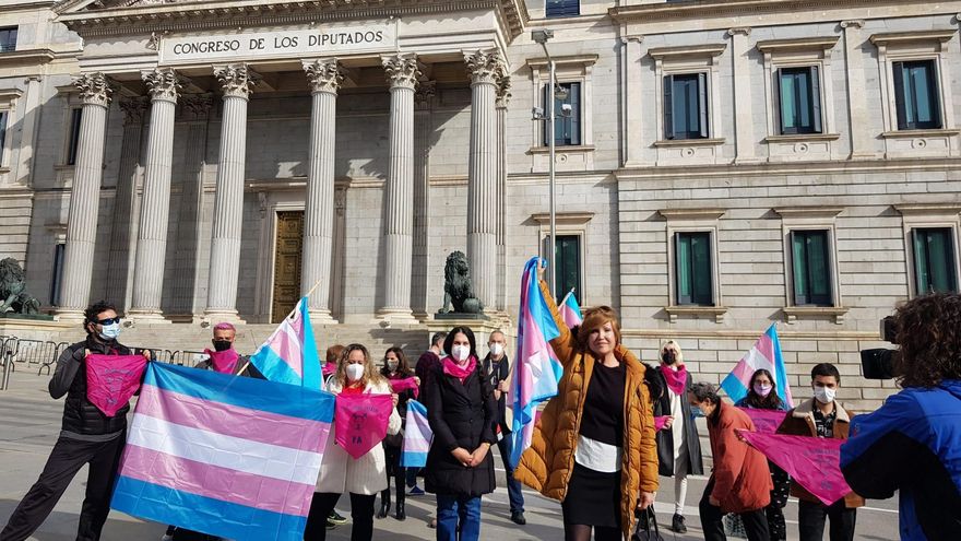 Mar Cambrollé, presidenta de la Plataforma Trans, y otros activistas anuncian una huelga de hambre en un mes si no se registra la Ley Trans en el Congreso.