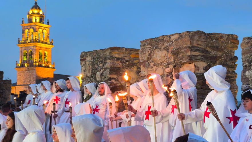 Templarios en el Castillo de Ponferrada con la torre de la Encina de fondo