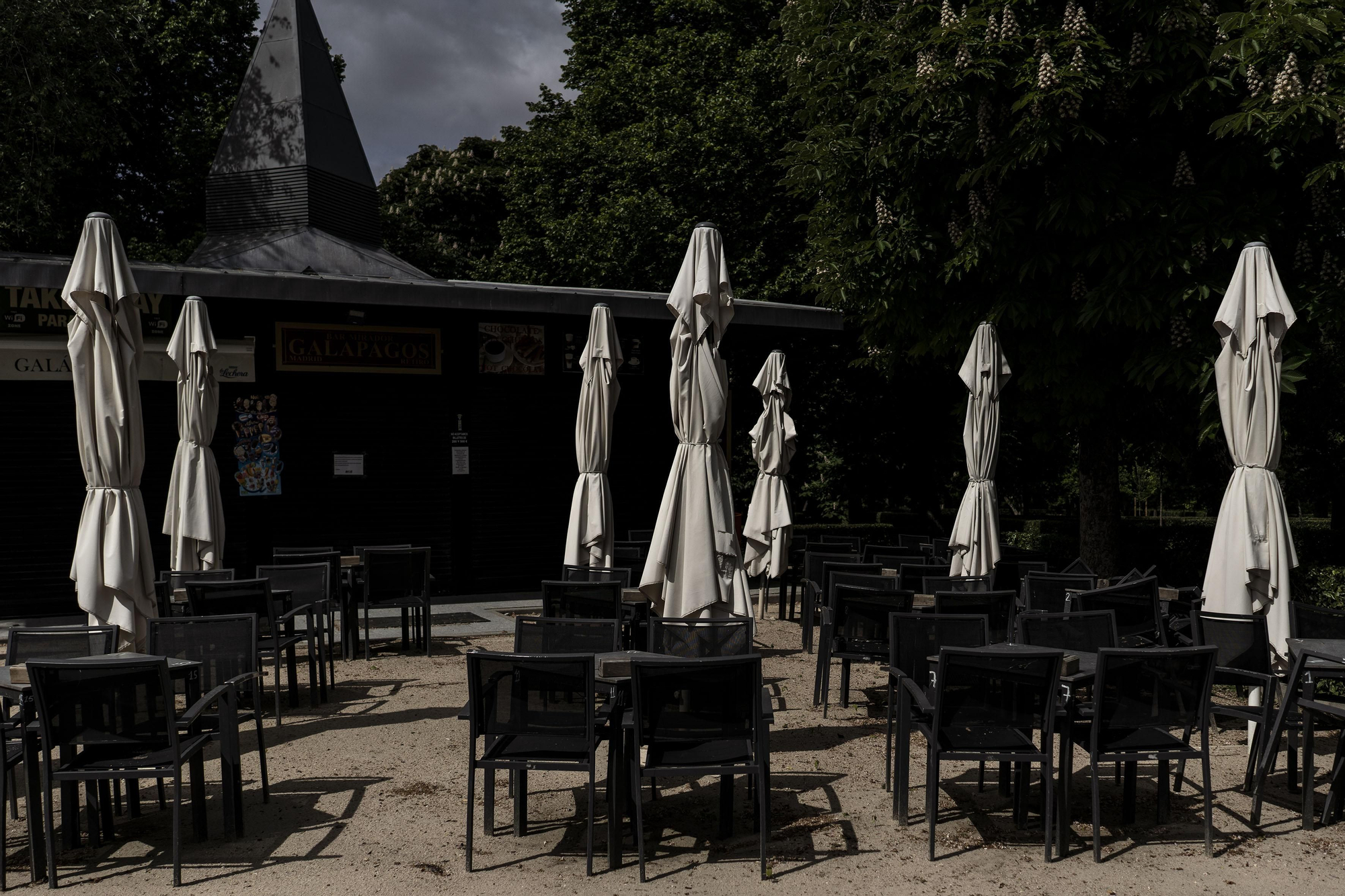 Terrazas situadas en los jardines de El Retiro sin clientes