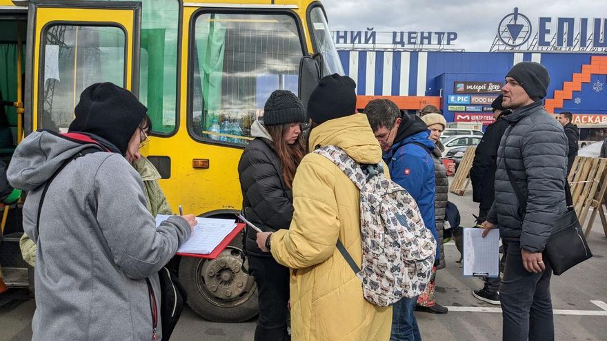 Llegan a Zaporiyia los primeros autobuses de evacuación con vecinos de Mariúpol