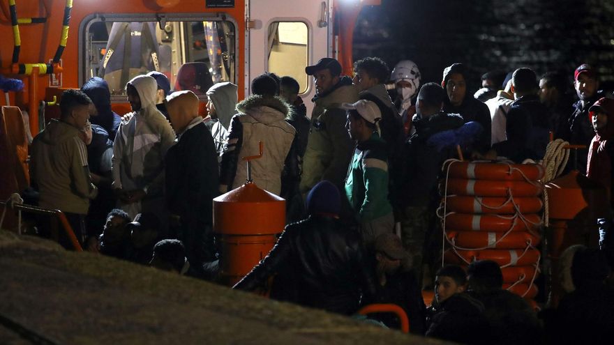 Rescatada una tercera embarcación en últimas horas en Canarias con 52 personas