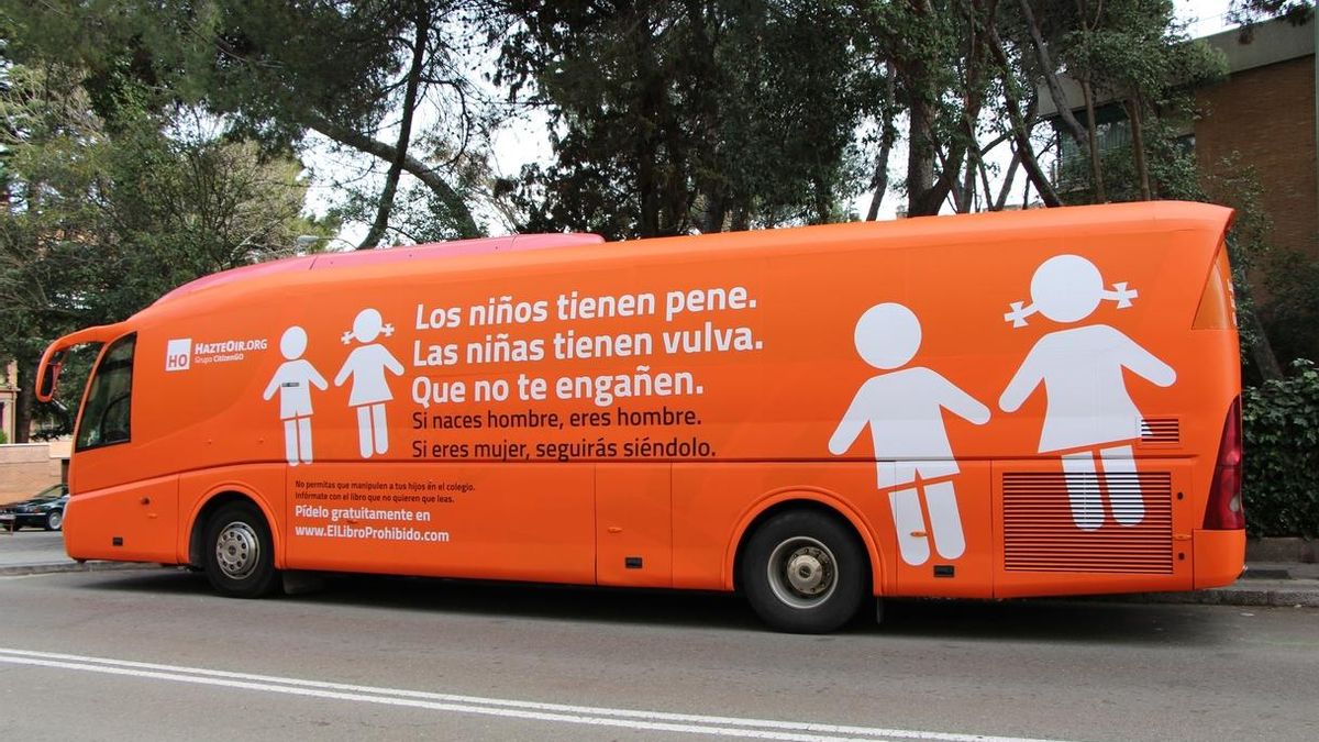 El Parlamento de Navarra rechaza la presencia en la Comunidad foral del autobús de Hazte Oír