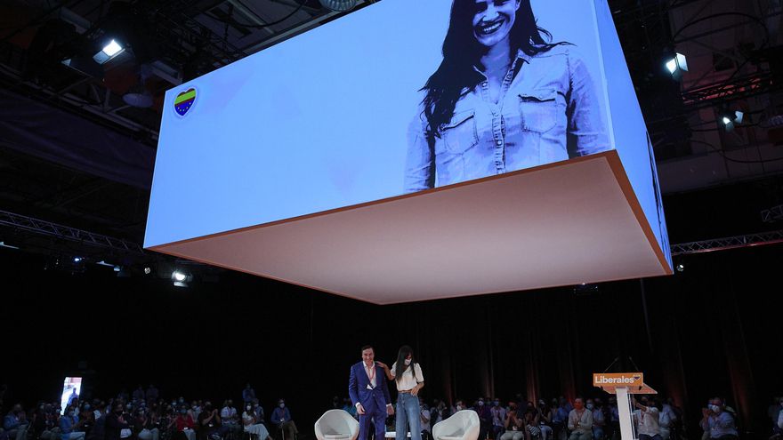 El director de 'El Español', Pedro J. Ramírez (i), y la vicealcaldesa de Madrid, Begoña Villacís (d), en el evento 'El centro necesario. El valor de ser liberal', durante la primera jornada de la convención política de Ciudadanos (Cs)