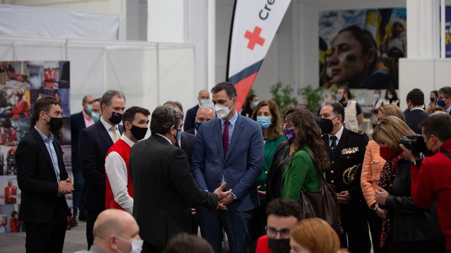 El presidente del Gobierno, Pedro Sánchez, en su visita al centro de refugiados ucranianos de Fira de Barcelona.
