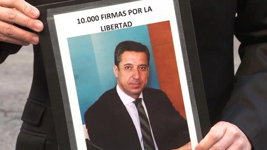 La reproducció de les punxades telefòniques en el judici retrata l’“organització criminal” de Zaplana