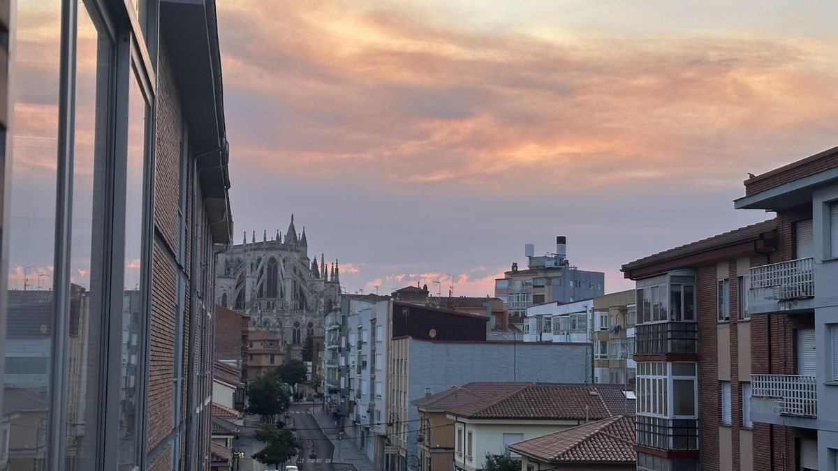 Humo sobre la Catedral de León.