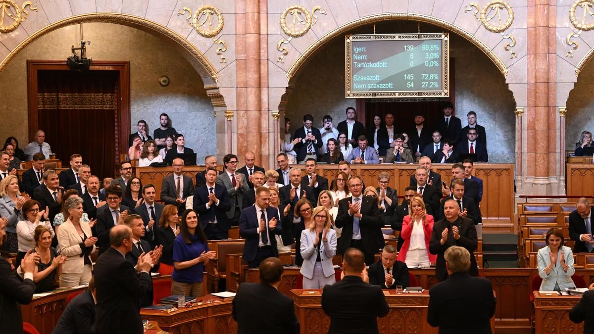 El Parlamento de Hungría aprueba una reforma que busca destituir al presidente colocado por Orbán