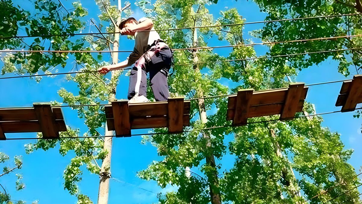 Un pueblo de la comarca del Órbigo impulsa un parque de aventuras sobre postes para atraer gracias al ocio