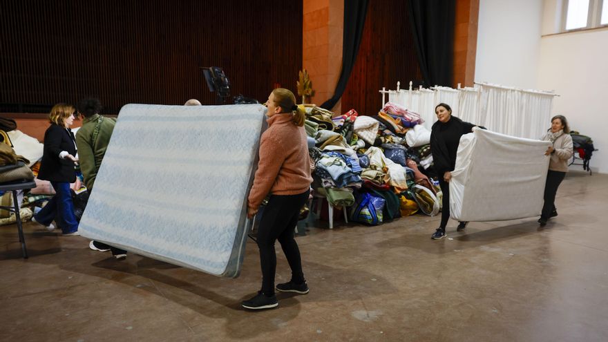 Vecinos de Adamuz (Córdoba) ayudan con mantas y colchones para acoger a los familiares de las víctimas del accidente ferroviario.