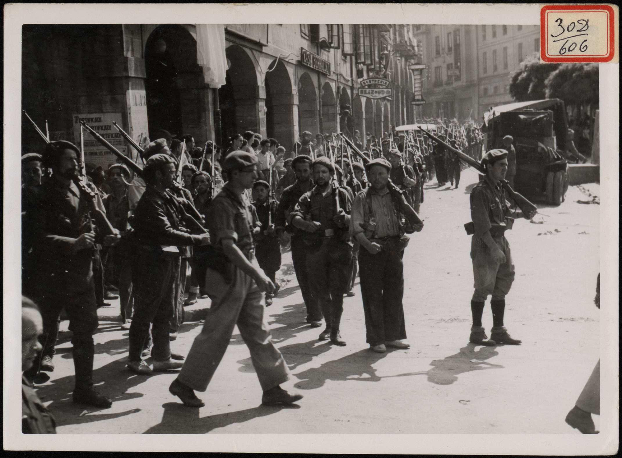"Desfile de las tropas en Torrelavega". 24 de agosto de 1937.