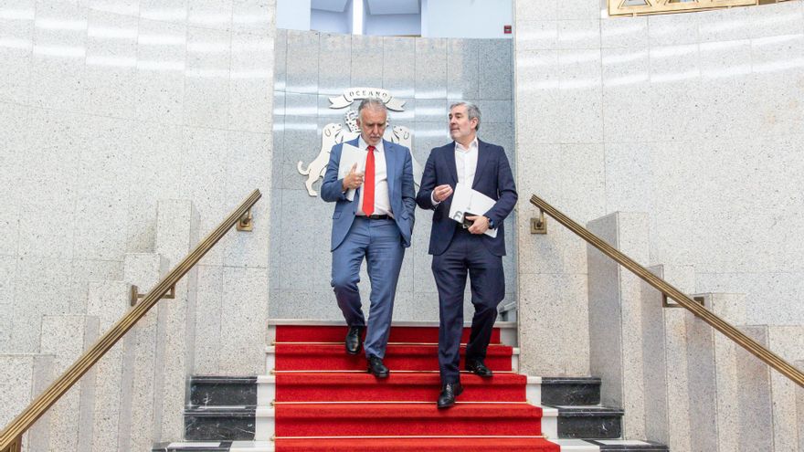 Archivo - El ministro de Política Territorial y Memoria Democrática, Ángel Víctor Torres (i), y el presidente de Canarias, Fernando Clavijo (d),  a 22 de abril de 2024, en Las Palmas, Gran Canaria, Canarias (España).