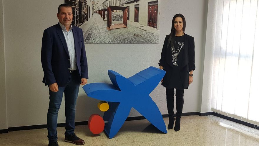 Juanjo Cabrera, alcalde de Santa Cruz de La Palma, y Laura García Yanes, directora de área de negocio de CaixaBank en La Palma y El Hierro.