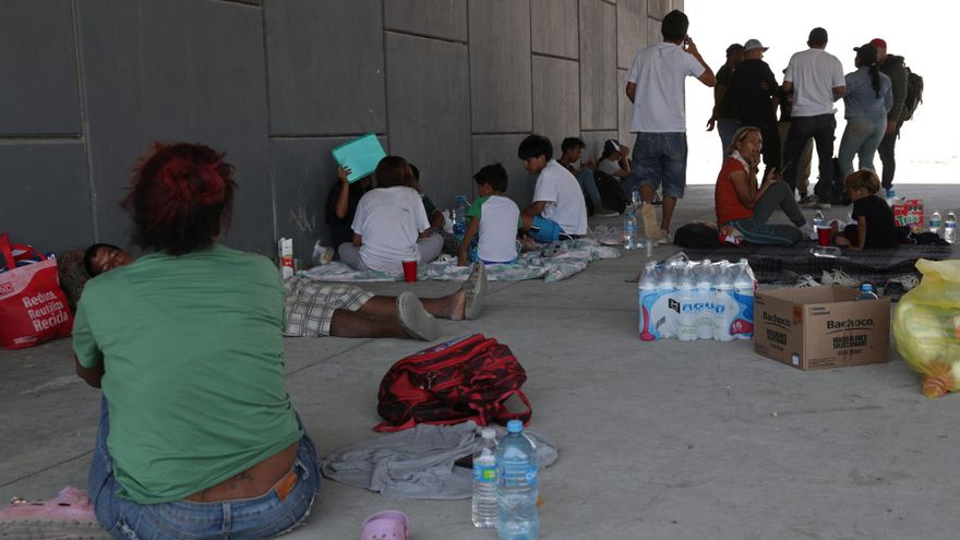 Migrantes dejan río fronterizo México-EEUU y se refugian de calor e inseguridad en  puente