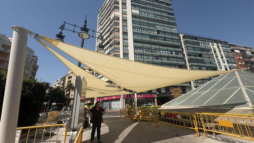 La respuesta de Catalá ante las olas de calor en València: toldos provisionales como los que criticó el PP para la plaza de la Reina