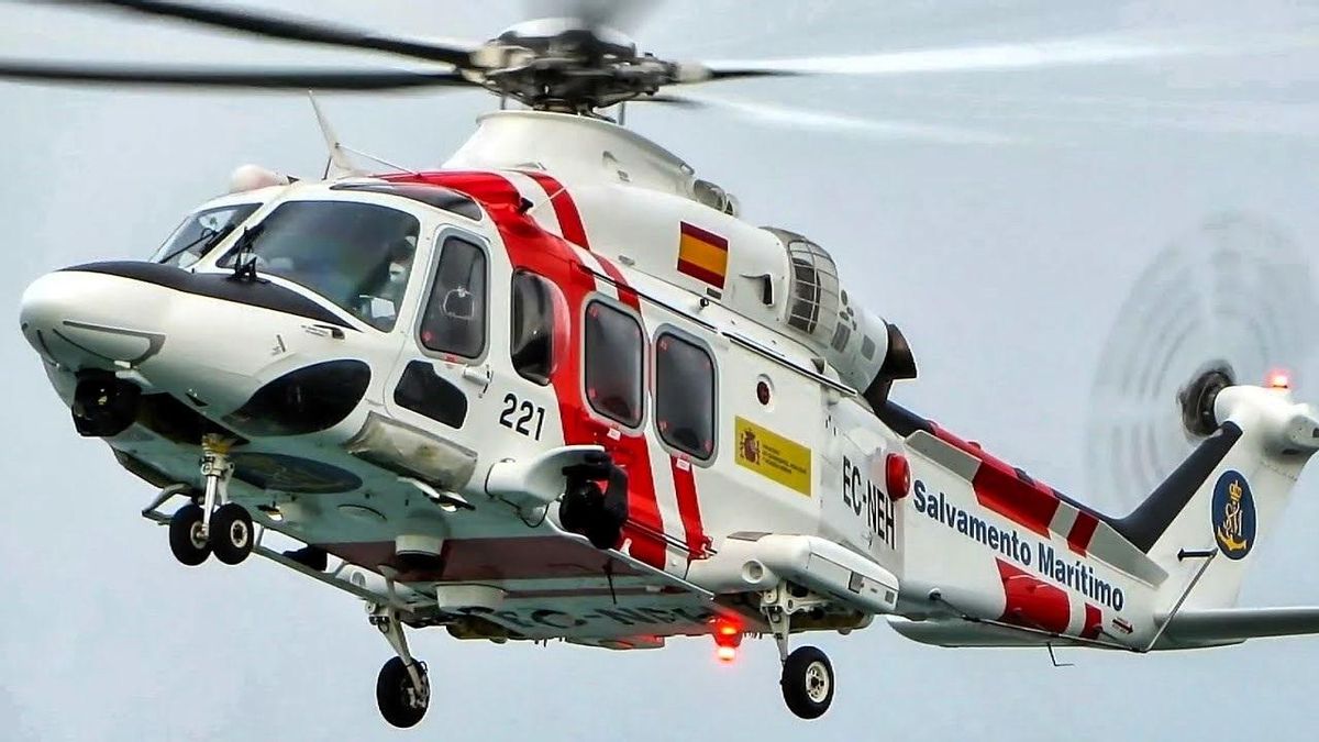 Salvamento rescata un cayuco con 135 personas, entre ellas un niño, en aguas próximas a Gran Canaria