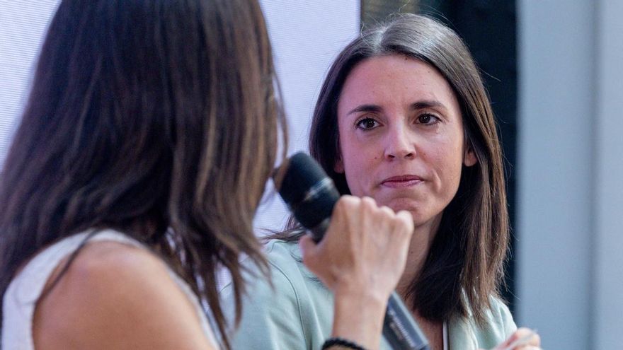(I-D) La secretaria general de Podemos, Ione Belarra, la secretaria política de Podemos y eurodiputada, Irene Montero, durante el acto ‘Paz, casa, trabajo’ organizado por Podemos, en Espacio Larra, a 12 de septiembre de 2026, en Madrid (España).