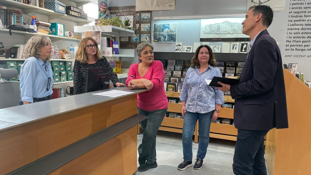 El regidor Alejandro Clausell, en la Biblioteca de Borriana.