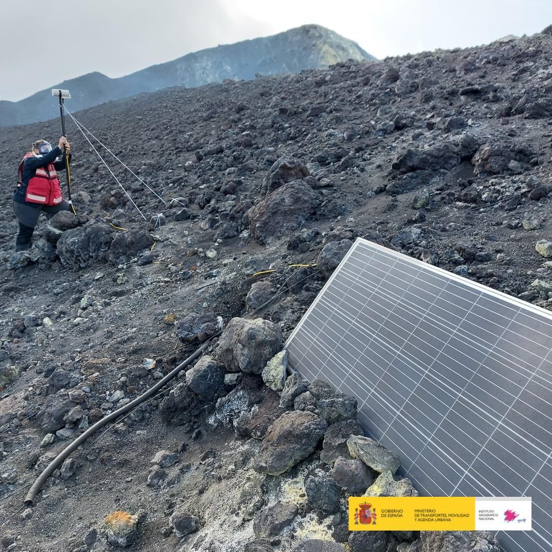 En la imagen, un técnico del IGN instalando el magnetómetro en la zona del cráter sur.