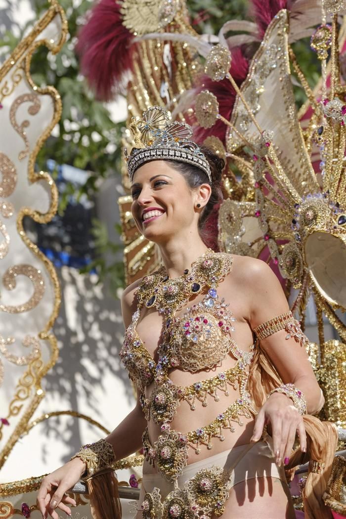 La reina de las fiestas, Esther Pérez, encabezando la Gran Cabalgata. EFE/Ángel Medina G.