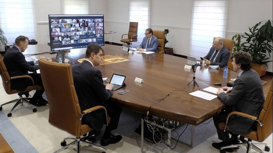 El presidente de la Junta de Castilla y León, Alfonso Fernández Mañueco, el vicepresidente, Francisco Igea, y el consejero de la Presidencia, Ángel Ibáñez, durante la segunda reunión de la Conferencia de Alcaldes y presidentes de Diputación.