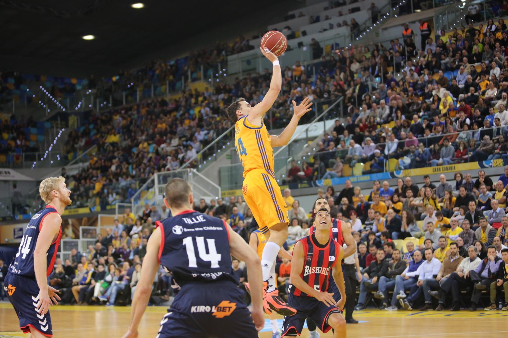 Imágenes del encuentro entre el Herbalife Gran Canaria y el Saski Baskonia. Alejandro Ramos.