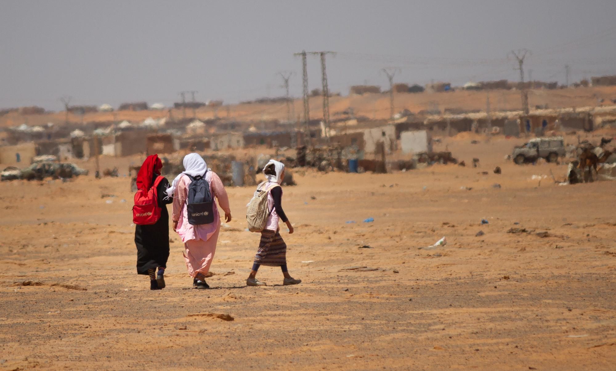 Saharauis caminan en un campamento de refugiados.