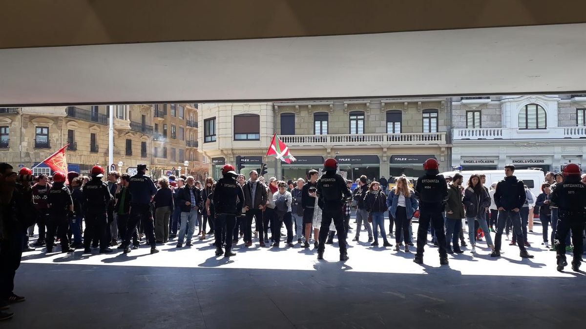 Unas 300 personas se concentran en el exterior del Kursaal para protestar por el mitin de Abascal