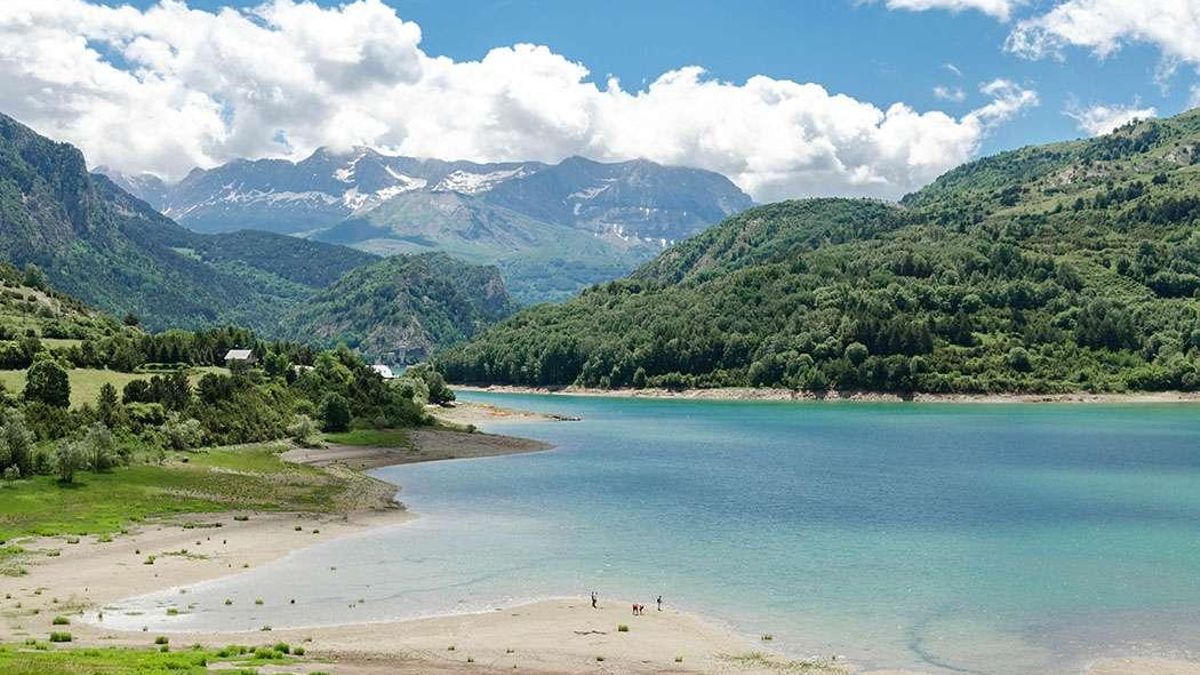 La ruta de senderismo de nueve kilómetros que lleva a un embalse, una cascada y recorre un valle glaciar en el Pirineo aragonés