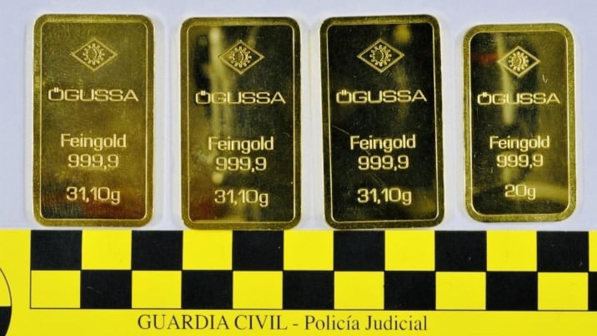 Cuatro de los ocho lingotes de oro.