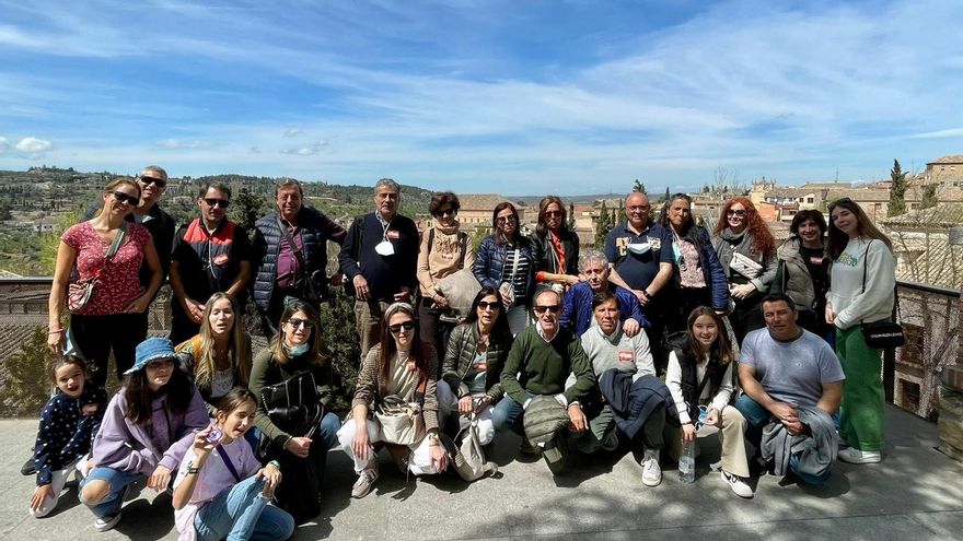 Grupo de visitantes, con y sin mascarilla