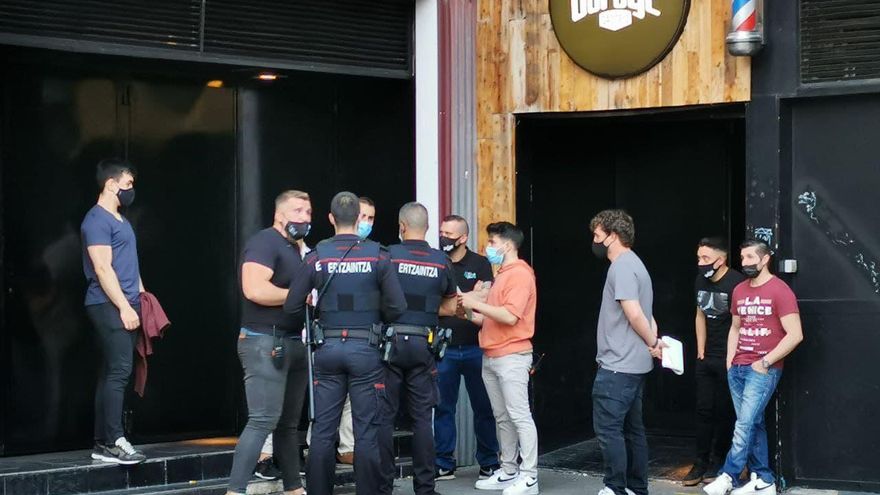 La Ertzaintza, desalojando The Garage en Vitoria