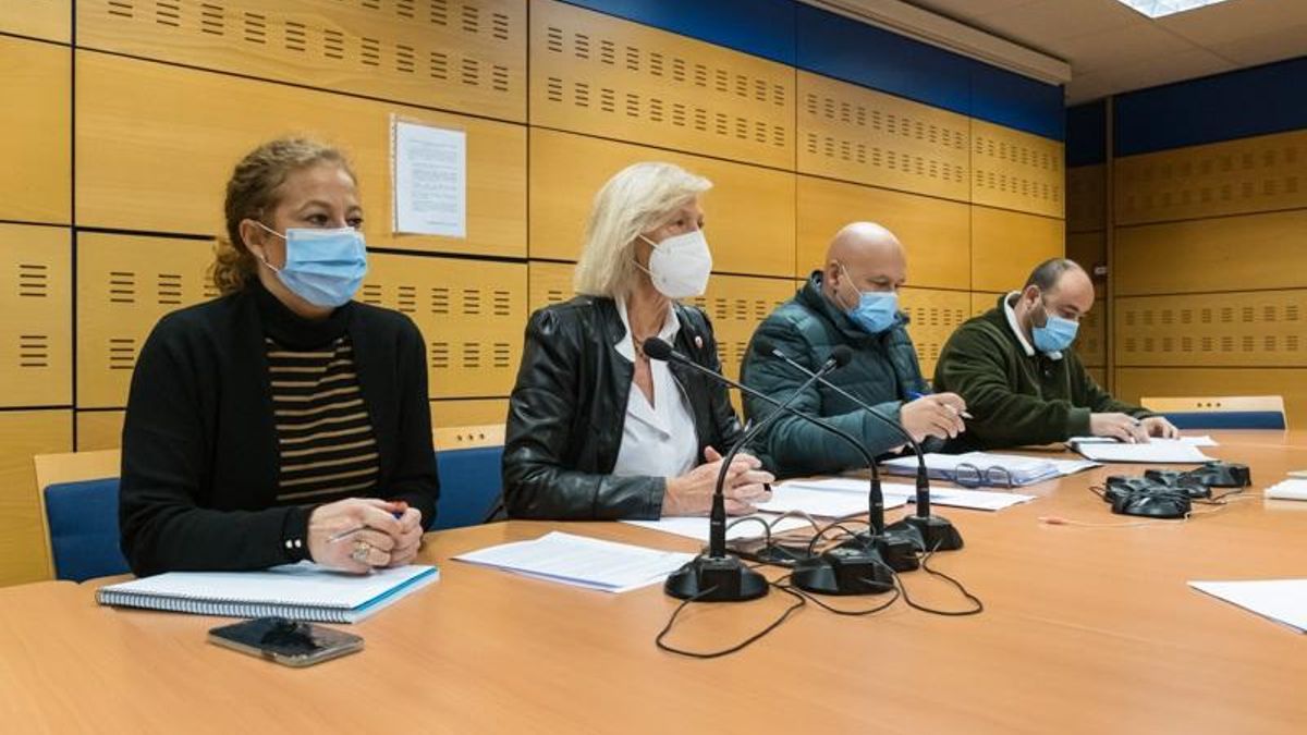 La consejera de Educación y Formación Profesional, Marina Lombó, preside la reunión de la Junta de Personal Docente
