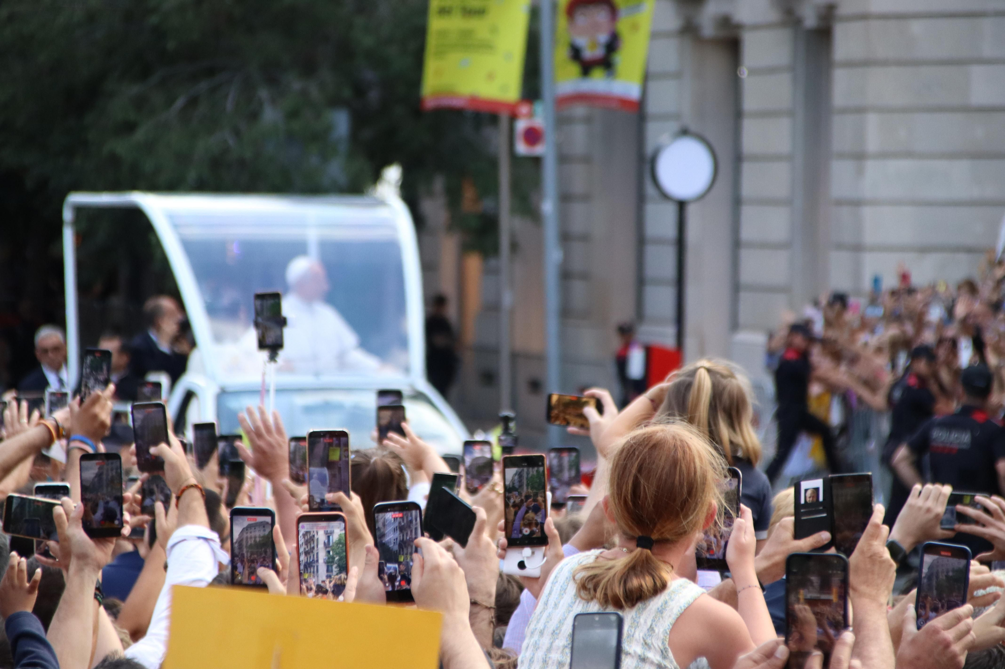 León XIV, durante el recorrido en el papamóvil que le ha llevado hasta las puertas de la Sagrada Família