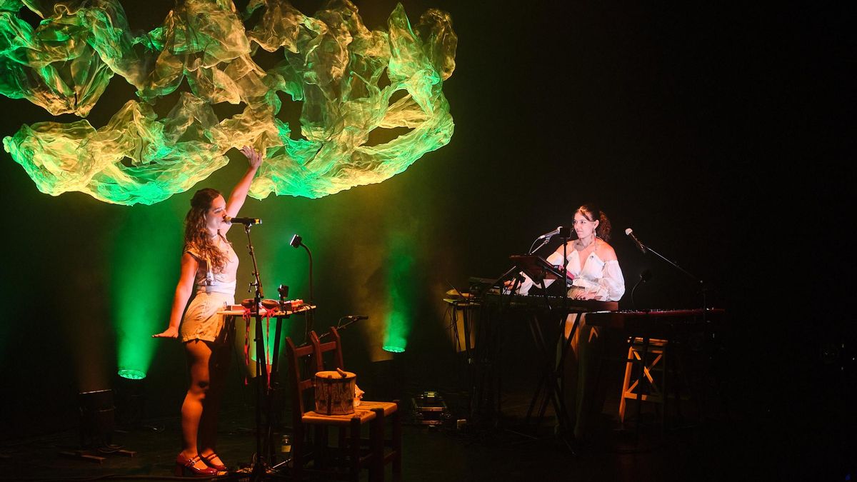 Concierto del dúo L'arannà en el Auditorio del Ateneu de Banyoles