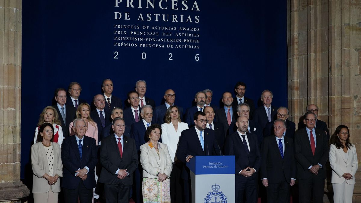 El presidente del Principado de Asturias, Adrián Barbón, junto al resto de componentes del jurado del Premio Princesa de Asturias de la Concordia 2026, durante el anuncio de la concesión del galardón a Christina Koch.