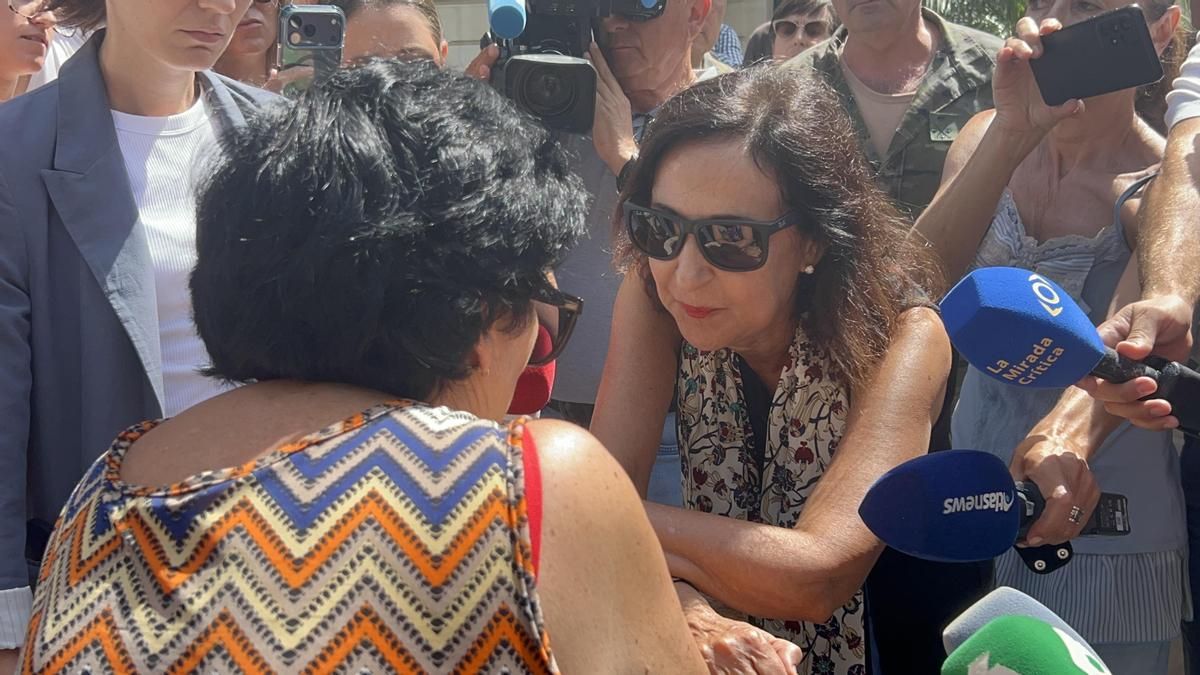 Robles no aclara si irá al Senado y se da un baño de masas en su visita a Ceuta: "No es española, es españolísima"