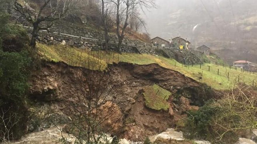 Los derrumbes amenazan la carretera de acceso al pueblo de Caín en Picos de Europa. / Foto Mariano Rojo