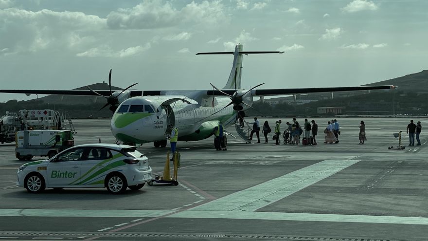Vuelo de Binter en el aeropuerto de La Palma. / FOTO: ALEJANDRO RAMOS