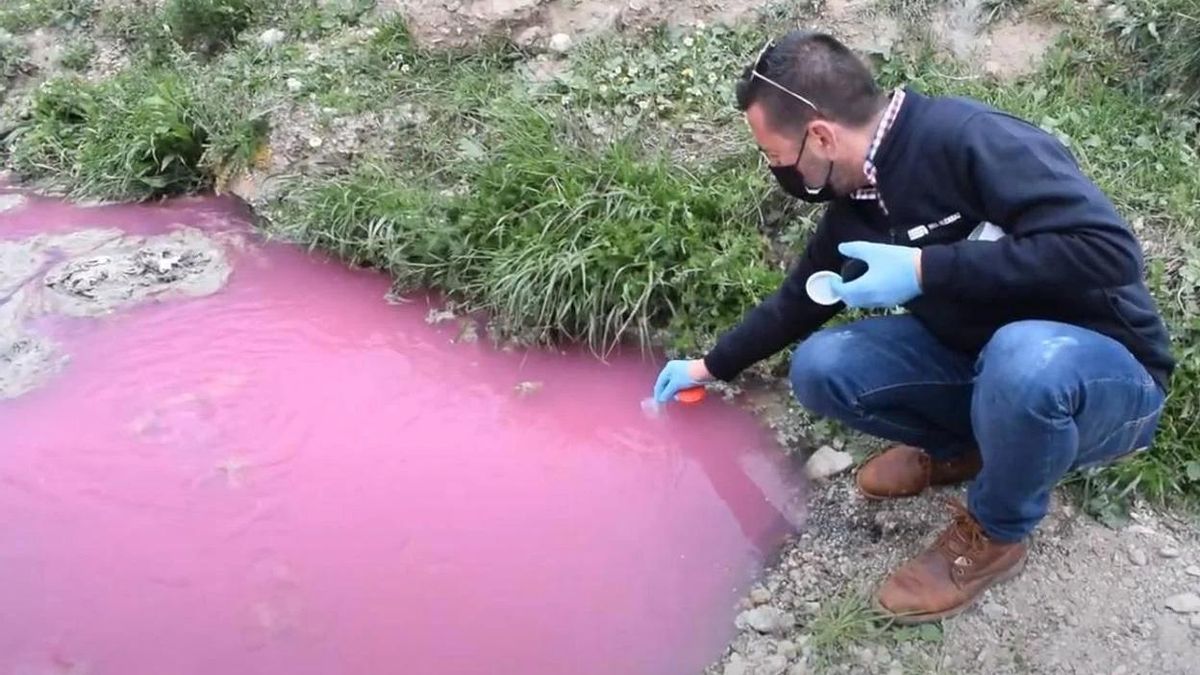 El portavoz de la plataforma vecinal ‘Salvemos el río Vélez’, José Antonio Alcaraz, recoge muestras para su análisis.