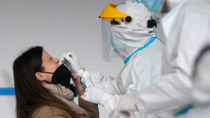 Una mujer se hace una PCR en una imagen de archivo.
