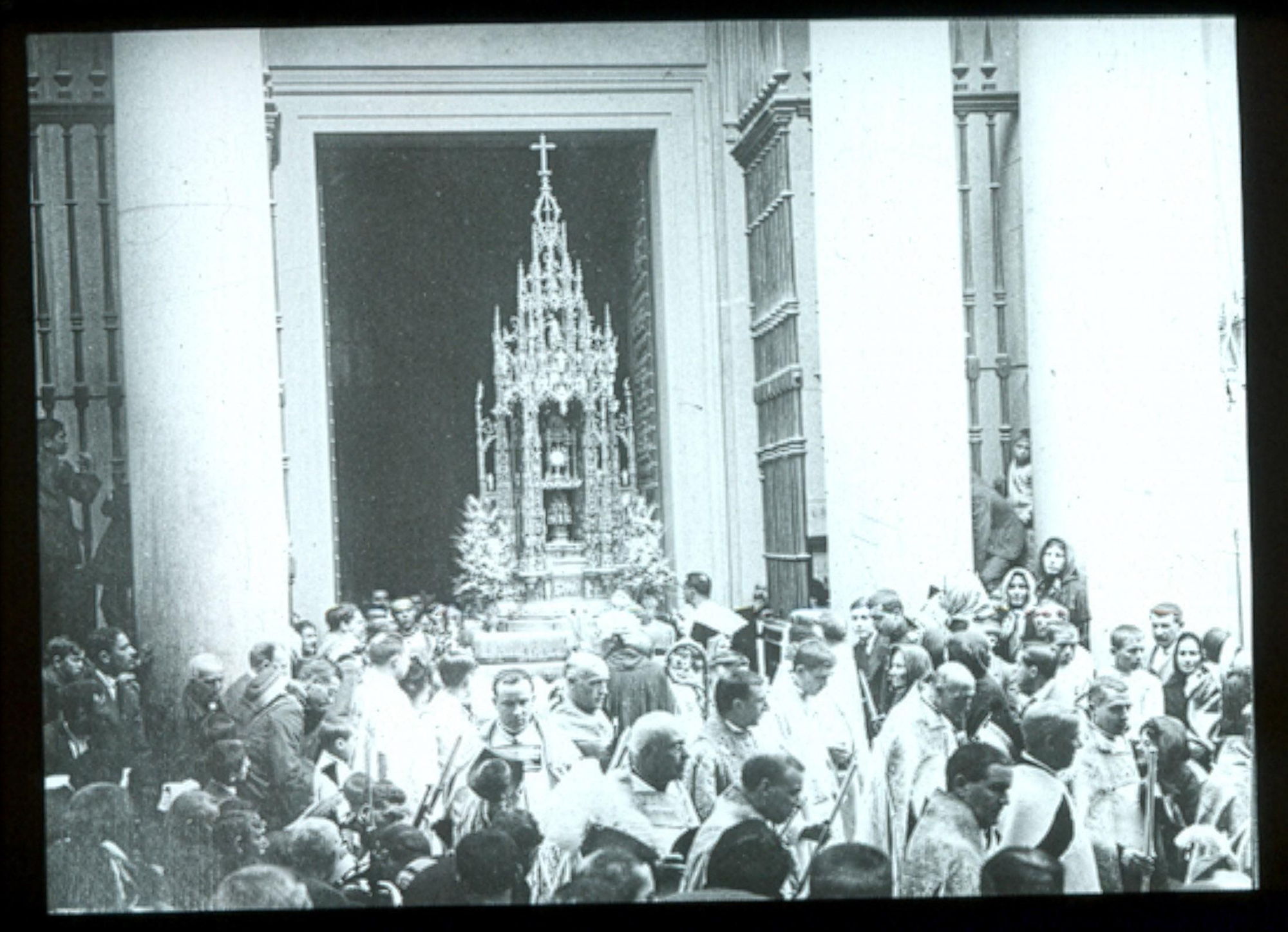 Salida de la Custodia de Arfe con motivo de la festividad del Corpus Christi, por la Puerta Llana de la Catedral de Toledo, . Años 20.