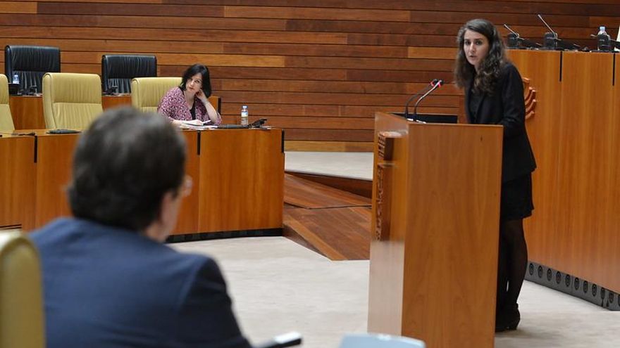 Fernández Vara, de espaldas, escucha a De Miguel (UPE)