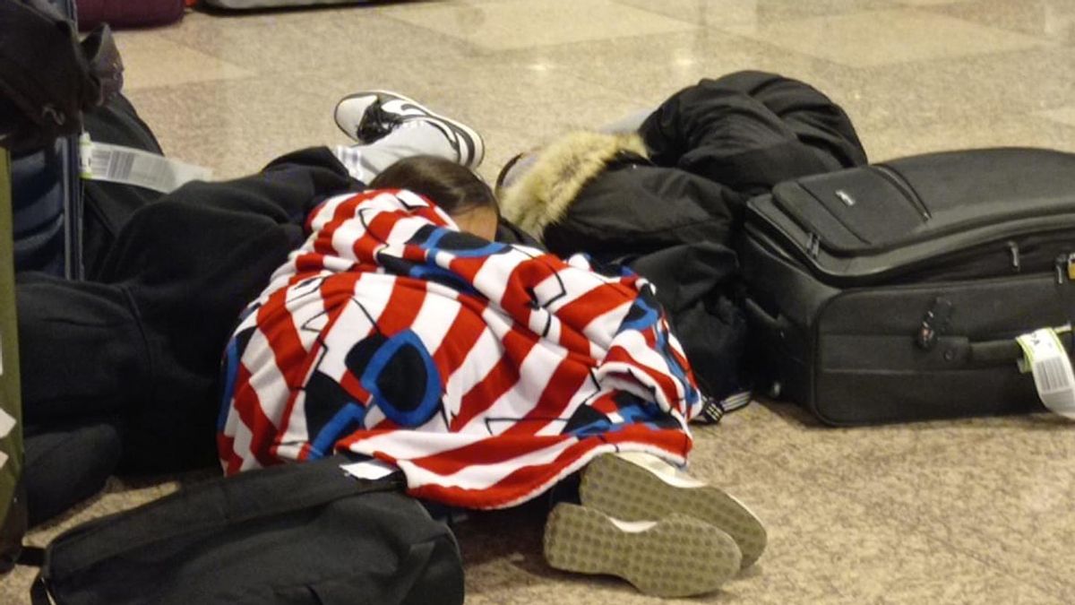 Los menores, pernoctando en el aeropuerto. Imagen facilitada a EFE por sus profesores.